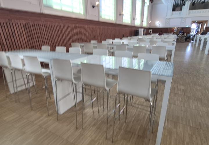 Híd koktélasztal és alice bárszékek bérlése nagy rendezvényekre!