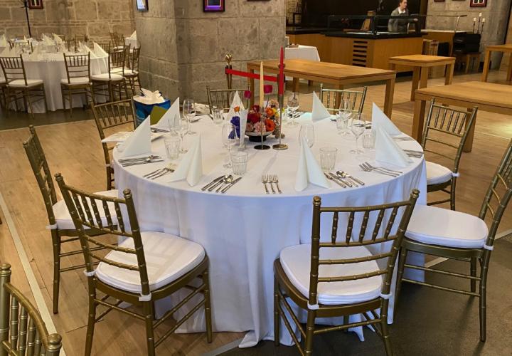 arany chiavari szék bérlés, brent.hu