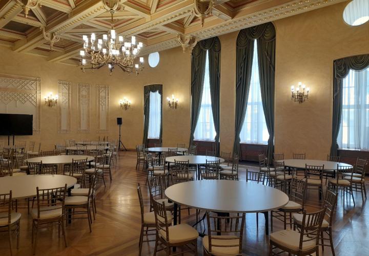 arany chiavari szék bérlés, brent.hu