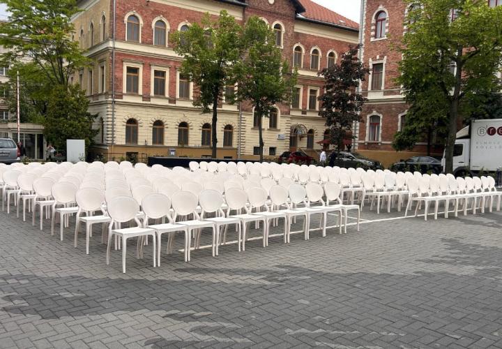fehér rotus szék bérlés, brent.hu