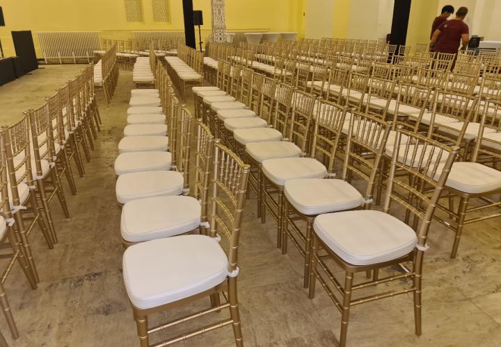 rozé arany chiavari szék bérlés, brent.hu