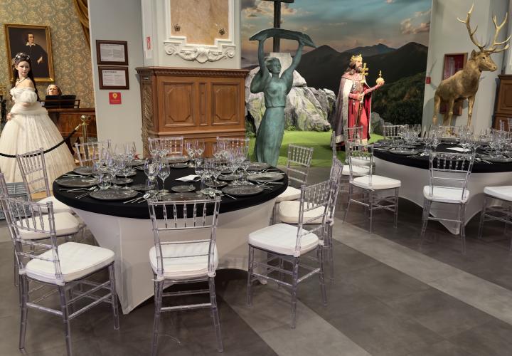 Plexi chiavari szék bérlés.