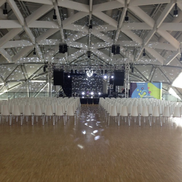 design fehér szék bérlés, brent.hu