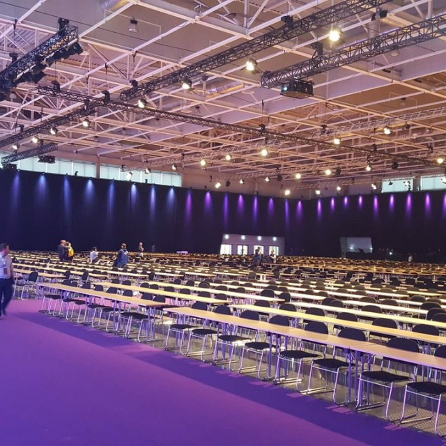 konferencias asztal bérlés, brent.hu