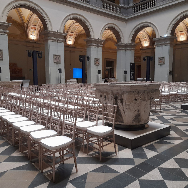 chiavari szék rozé színben bérlés, brent.hu