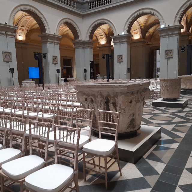 chiavari szék rozé színben bérlés, brent.hu