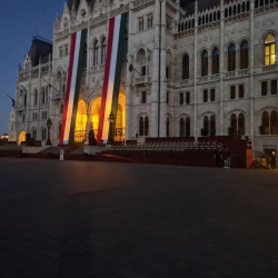 arany chiavari szék bérlés, brent.hu