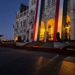 arany chiavari szék bérlés, brent.hu